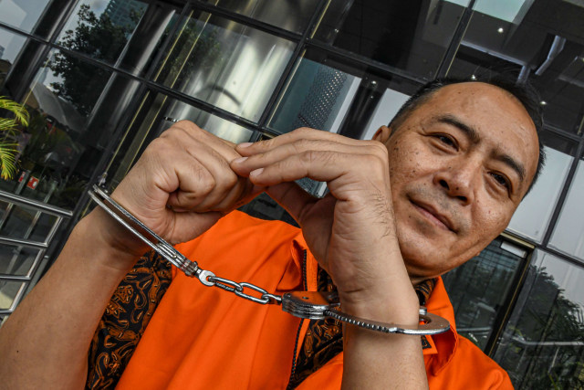 Mantan Presiden Direktur Lippo Cikarang Bartholomeus Toto keluar ruangan usai menjalani pemeriksaan di gedung KPK, Jakarta, Rabu (11/12). Foto: ANTARA FOTO/Muhammad Adimaja