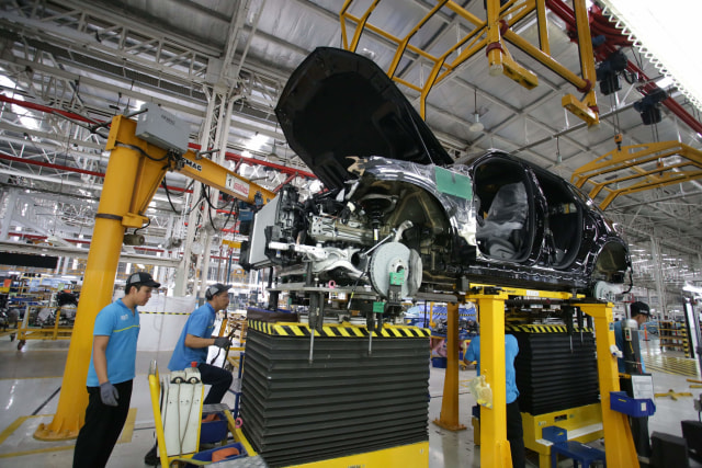 Aktivitas perakitan di pabrik Mercedes-Benz Indonesia di Wanaherang, Bogor, Jawa Barat. Foto: Dok. Mercedes-Benz Indonesia
