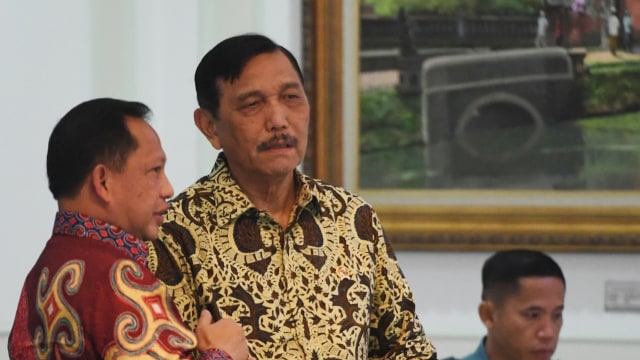 Menko Kemaritiman dan Investasi Luhut Pandjaitan (kanan) dan Mendagri Tito Karnavian sebelum mengikuti rapat kabinet terbatas (ratas) di Kantor Presiden. Foto: ANTARA FOTO/Akbar Nugroho Gumay