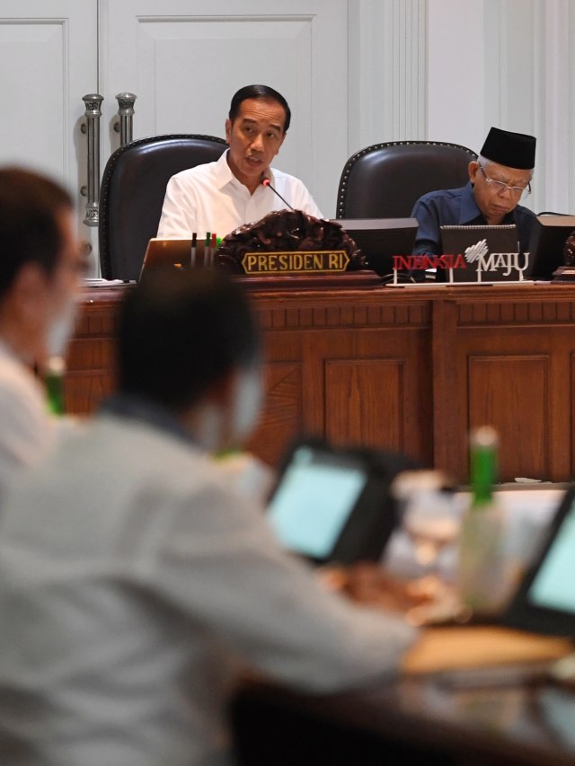 Presiden Joko Widodo (kiri) berbincang dengan Wapres Ma'ruf Amin sebelum memimpin rapat kabinet terbatas di Kantor Presiden, Jakarta, Rabu (11/12). Foto: ANTARA FOTO/Akbar Nugroho Gumay