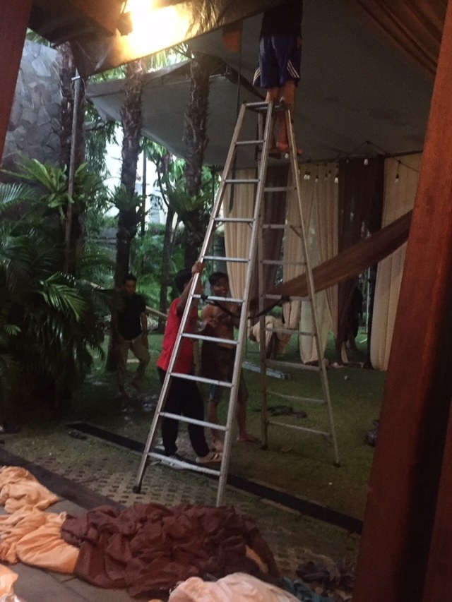 Persiapan dekorasi di lokasi pernikahan Cut Tari, di Taman Kadjoe, Ampera, Jakarta Selatan, Rabu (11/12) Foto: Giovanni/kumparan