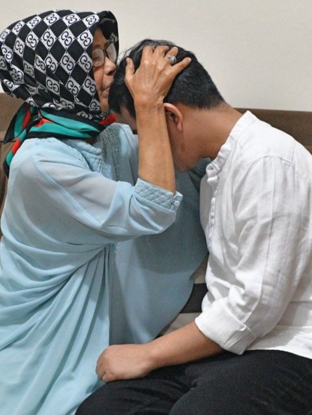 Gibran Rakabuming Raka memohon doa restu untuk maju sebagai calon Walikota Surakarta kepada eyang putrinya, Ibu Sudjiatmi Notomihardjo Rabu, (11/12/2019). Foto: Dok. Istimewa