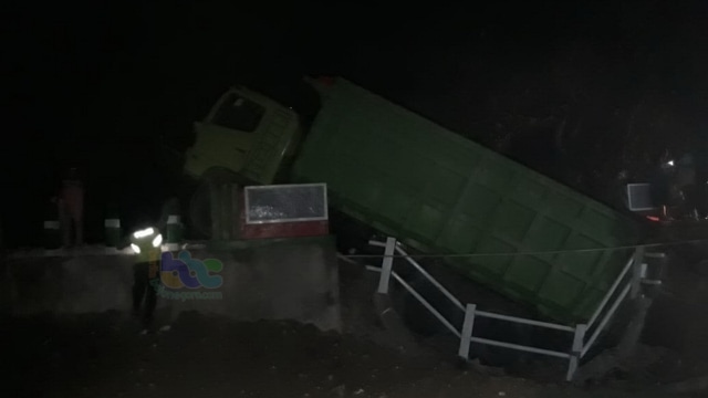 Petugas, saat lakukan Olah TKP, kecelakaan lalu-lintas tunggal di jembatan Desa Ngadiluwih Kecamatan Ngasem Bojonegoro, Rabu (11/12/2019)