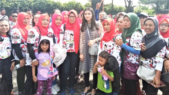 Istri Gibran, Selvi Ananda (tengah) foto bersama dengan pendukung Gibran. Foto: dok. kumparan