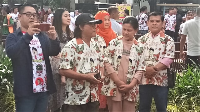 Iriana Widodo (kedua dari kanan) saat antar Gibran daftar Pilwalkot Solo. Foto: dok. kumparan