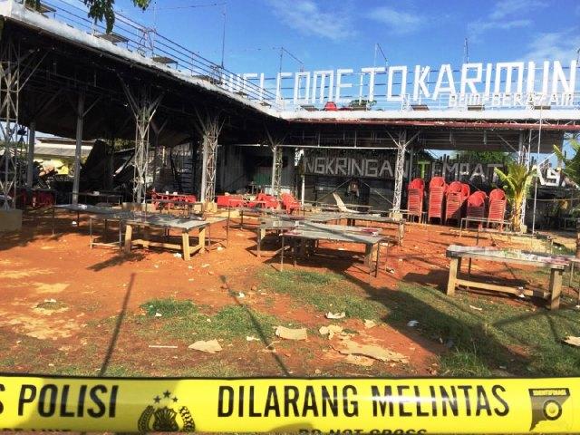 Angkringan Tempat Biasa di Karimun yang tersisa bagian depan saja akibat kebakaran dini hari tadi. (Foto: Edo/batamnews)