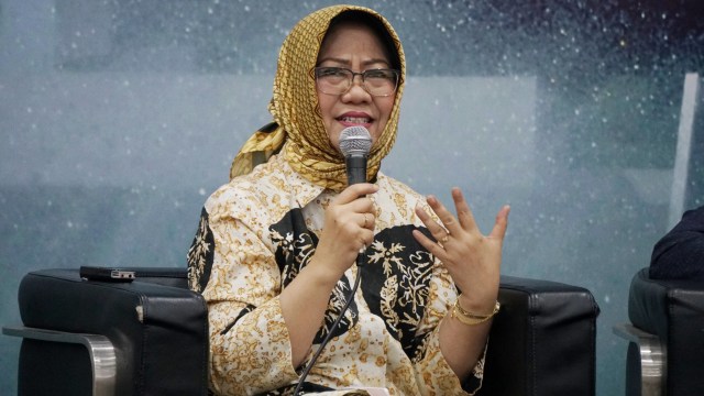 Peneliti Lembaga Ilmu Pengetahuan Indonesia (LIPI), Siti Zuhro saat berdiskusi di kompleks Parlemen, Jakarta. Foto: Irfan Adi Saputra/kumparan