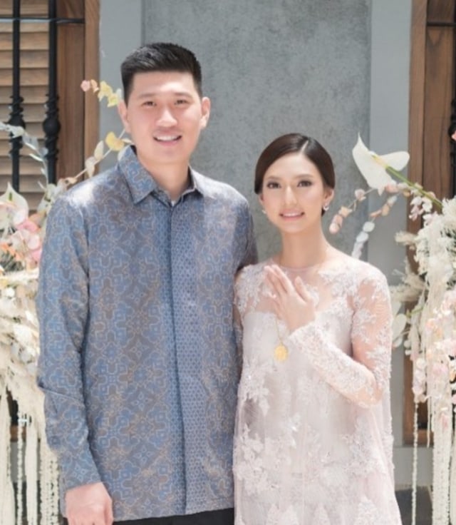 Pasangan selebriti Mikael Mirdad dan Nadia Saphira. Foto: Instagram @nadsap.