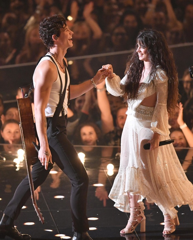 Shawn Mendes dan Camila Cabello. Foto: AFP/ANGELA WEISS