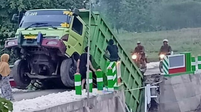 Kondisi truk tronton nomor polisi W 8254 UR yang terperosok di jembatan Desa Ngadiluwih Kecamatan Ngasem Bojonegoro.