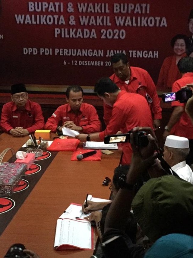 Gibran saat mendaftar Pilwalkot Solo. Foto: Afiati Tsalitsati/kumparan