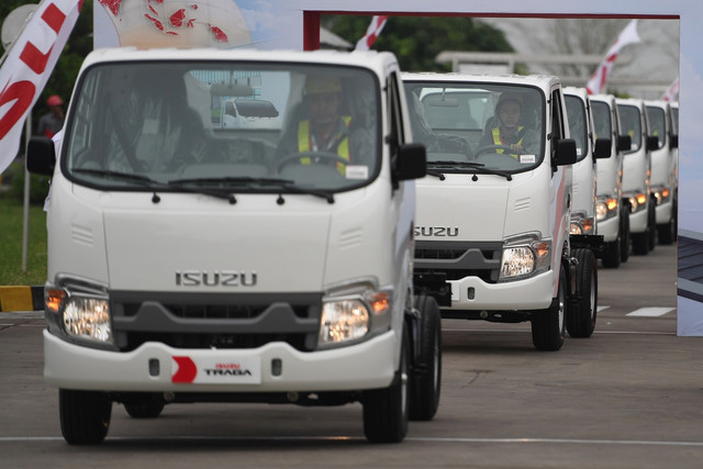 Iring-iringan Isuzu Traga untuk diekspor berjalan setelah dilepas oleh Presiden Joko Widodo di Karawang Timur, Jawa Barat, Kamis (12/12/2019). Foto: ANTARA FOTO/Akbar Nugroho Gumay