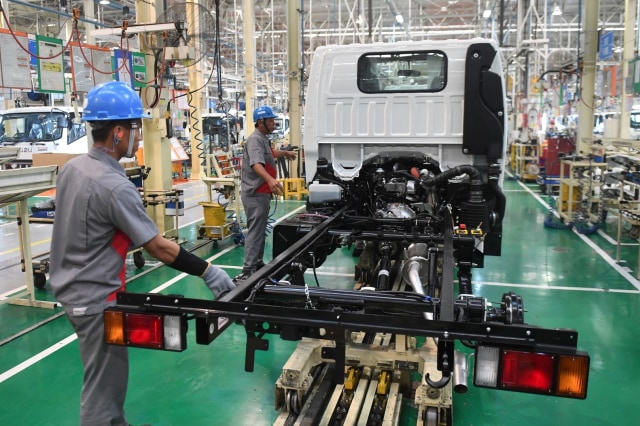 Sejumlah pekerja melakukan proses perakitan Isuzu Traga sebelum diekspor di Karawang Timur, Jawa Barat, Kamis (12/12/2019). Foto: ANTARA FOTO/Akbar Nugroho Gumay