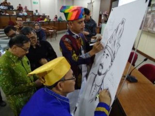 Penandatangan Sketsa Sultan Baabullah Datu Syah, yang dilakukan secara bersama oleh Pangeran Kesultanan Ternate, Hidayat Mudaffar Syah dan Sejarawan Universitas (UI) Indonesia dan Anggota Tim Penyusun dan Perumus Naskah Akademik Pengusulan Baabullah sebegai Pahlawan Nasional. Foto: Istimewa