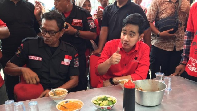 Gibran Rakabuming bersantap soto usai mendaftar calon Wali Kota Solo. Foto:  Afiati Tsalitsati/Kumparan