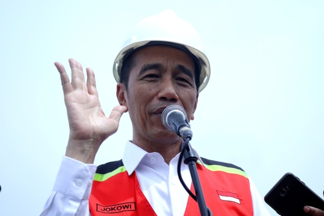 Presiden Joko Widodo memberikan pidato pada peresmian Tol Layang Jakarta-Cikampek, Kamis (12/12).
 Foto: Fanny Kusumawardhani/kumparan