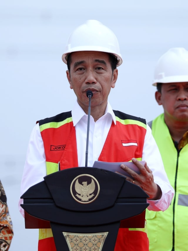 Presiden Joko Widodo memberikan pidato pada peresmian Tol Layang Jakarta-Cikampek, Kamis (12/12).
 Foto: Fanny Kusumawardhani/kumparan