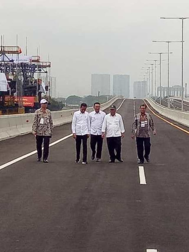 Jokowi meninjau proyek kereta cepat Jakarta-Bandung dan LRT Jabodebek di Bekasi, Jawa Barat, Kamis (12/12/2019). Foto: Kevin S. Kurnianto
