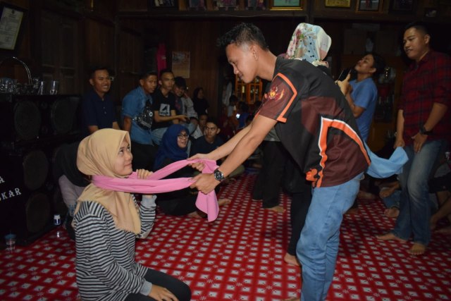Sejumlah bujang gadis di Musi Banyuasin saat memainkan tradisi 'Ningkuk'. (foto: istimewa) 