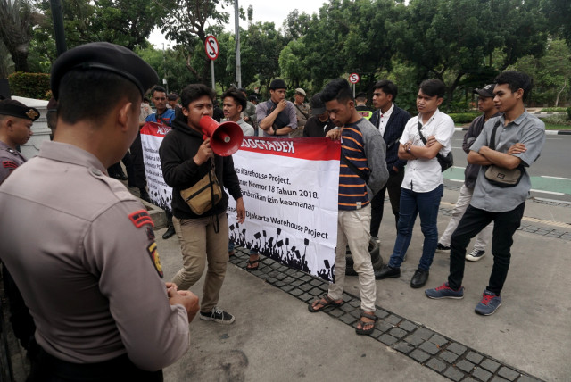 Aksi massa dari Aliansi Mahasiswa Jabodetabek berunjuk rasa menolak DWP di depan Gedung Balai Kota, Jakarta Pusat, Kamis (12/12). Foto: Iqbal Firdaus/kumparan