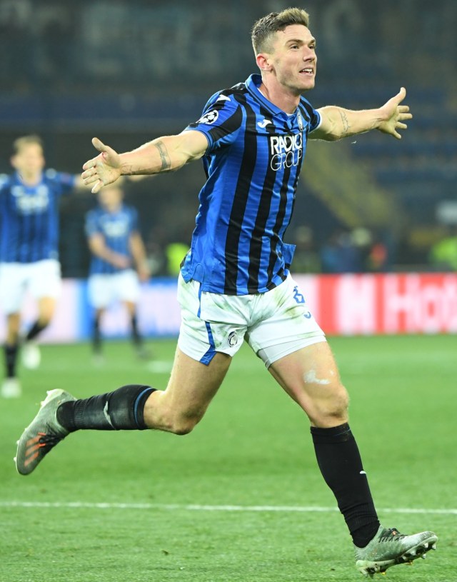 Pemain Atalanta, Robin Gosens, merayakan gol ke gawang Shakhtar Donetsk. Foto: AFP/Sergei Supinsky