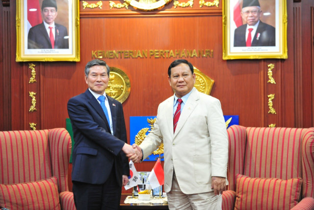 Menhan Prabowo Subianto saat menerima kunjungan kehormatan Menteri Pertahanan Republik Korea Jenderal (Pur) H. E. Jeong Kyeong Doo. Foto: Dok. Humas Kemhan RI
