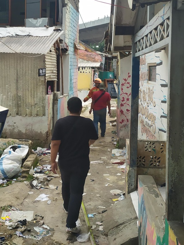 Satpol PP Kota Bandung melakukan eksekusi lahan warga RW 11 yang hendak dijadikan proyek rumah deret pada Kamis (12/12). Foto: Rachmadi Rasyad/kumparan