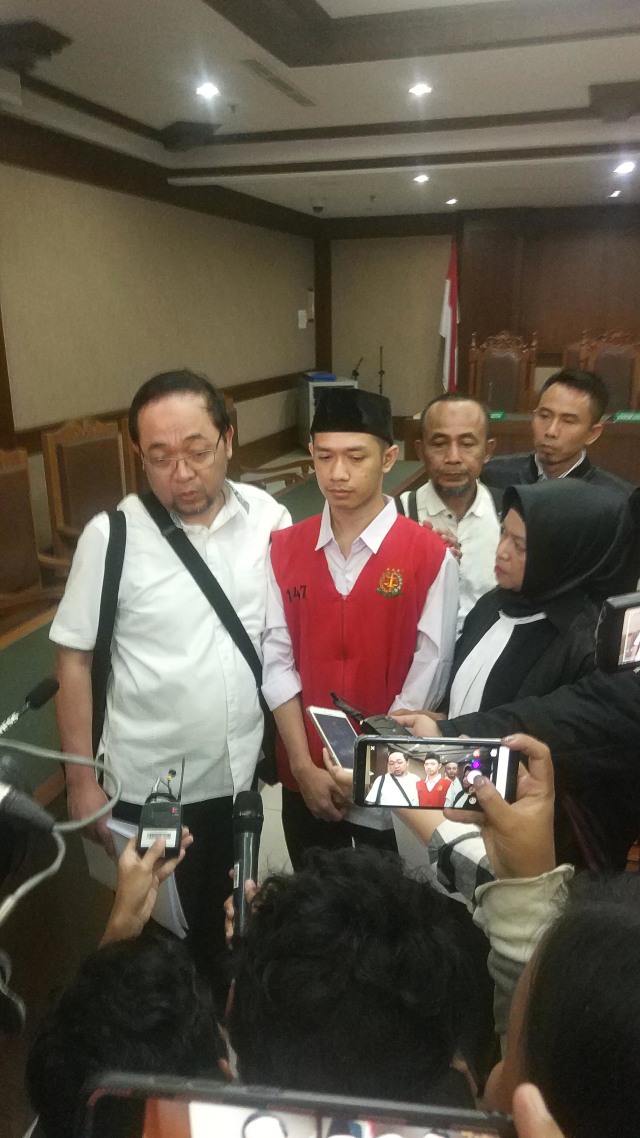 Lutfi, pembawa bendera di demo usai persidangan kasus di Pengadilan Negeri Jakarta Pusat. Foto: Adhim Mugni Mubaroq/kumparan