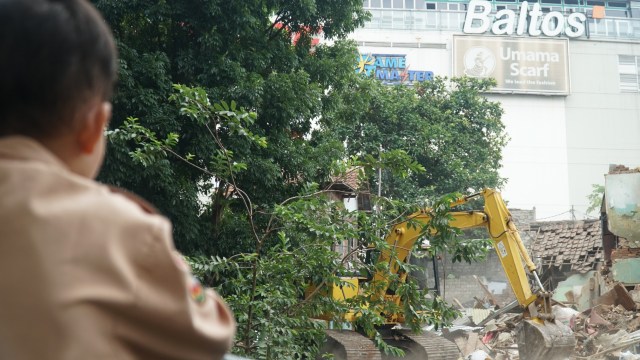 Suasana pembongkaran rumah warga di Tamansari Kota Bandung, Kamis (12/12). (Foto: Ananda Gabriel)