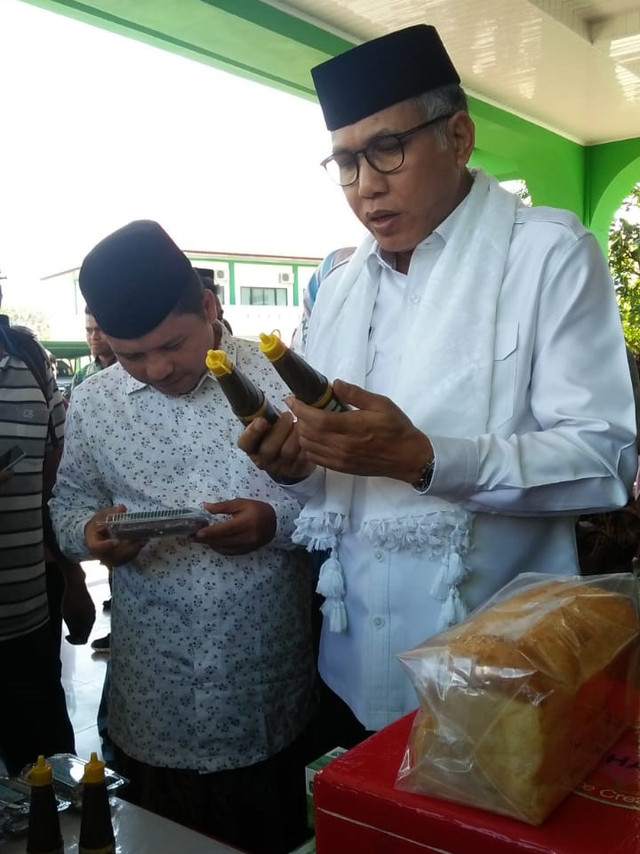 Plt Gubernur Aceh, Nova Iriansyah didampingi Wakil Ketua MPU Aceh, Tgk Faisal Ali melihat sejumlah produk bersertifikat halal. Foto: Husaini/acehkini
