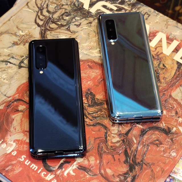 Samsung Galaxy Fold, tampak belakang. Foto: Aulia Rahman/kumparan