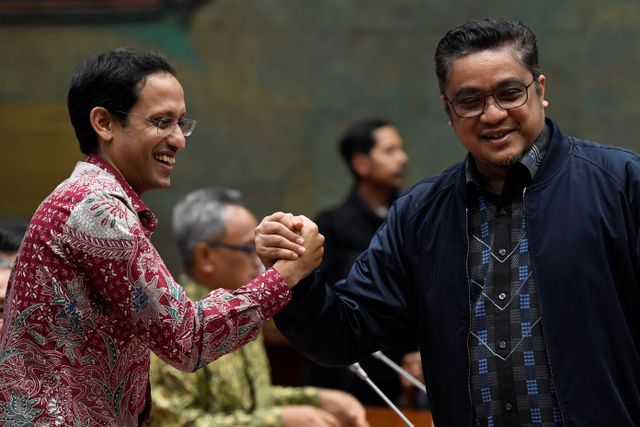 Menteri Pendidikan dan Kebudayaan Nadiem Makarim (kiri) berjabat tangan dengan Wakil Ketua Komisi X DPR Dede Yusuf. Foto: ANTARA FOTO/Puspa Perwitasari