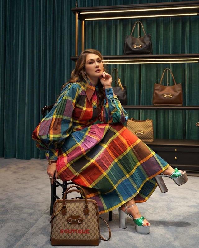 Luna Maya tampak cantik dalam balutan busana berwarna-warni Foto: Instagram/@lunamaya