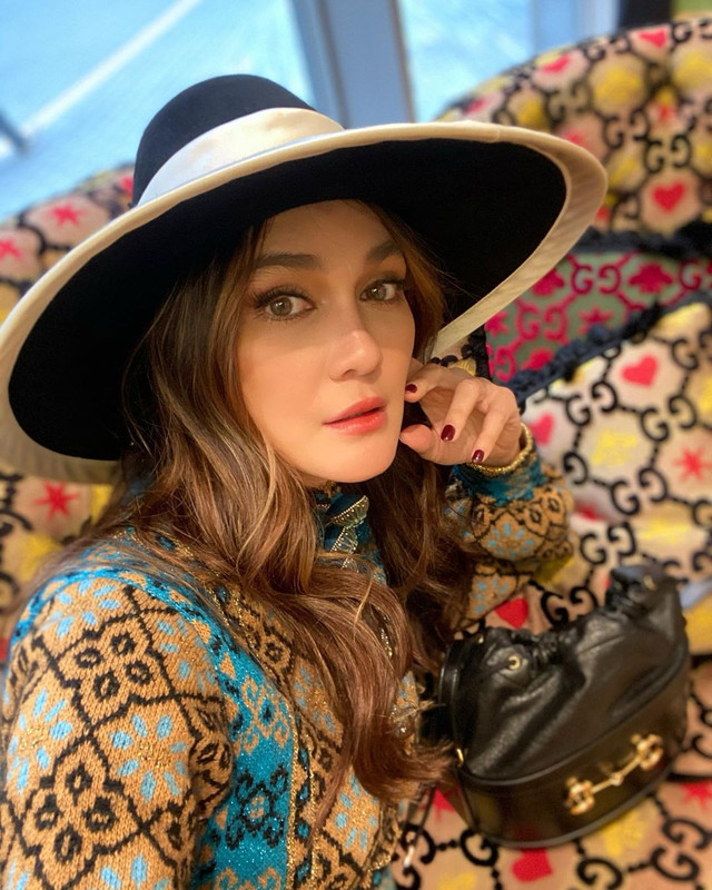 Mengenakan topi fedora berwarna hitam dan putih dipadukan dengan busana berwarna cokelat Foto: Instagram/@lunamaya