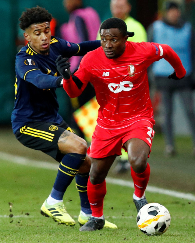 Pemain Standard Liege dan Arsenal berduel. Foto: REUTERS/Francois Lenoir