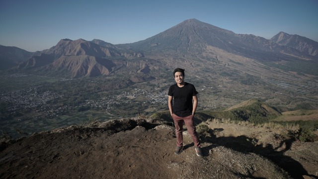 Wisatawan menikmati sunrise di atas Bukit Pergasingan Sembalun, Lombok Timur. Foto: Rony Kuncoro/kumparan
