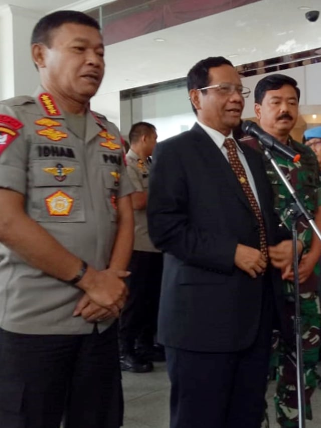 Menko Polhukam Mahfud MD didampingi Kapolri Idham Azis dan Panglima TNI Marsekal Hadi Tjahjanto usai hadiri Rakor sektoral jelang Natal dan tahun baru di PTIK. Foto: Aprilandika Pratama/kumparan