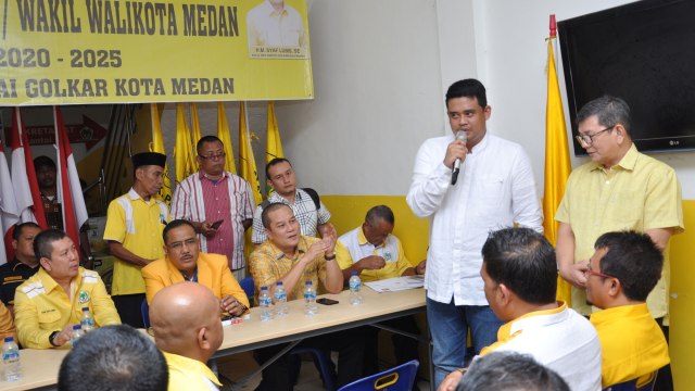 Menantu Presiden Joko Widodo, Bobby Afif Nasution mendaftar bakal calon Wali Kota Medan di DPD Partai Golkar Medan. Foto: ANTARA FOTO/Septianda Perdana