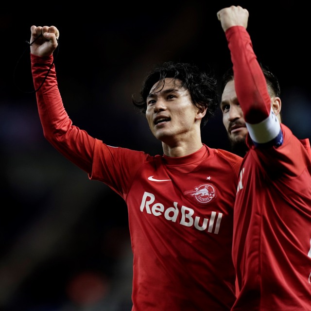 Takumi Minamino (kiri) dalam laga yang dijalani RB Salzburg. Foto: Kenzo TRIBOUILLARD / AFP