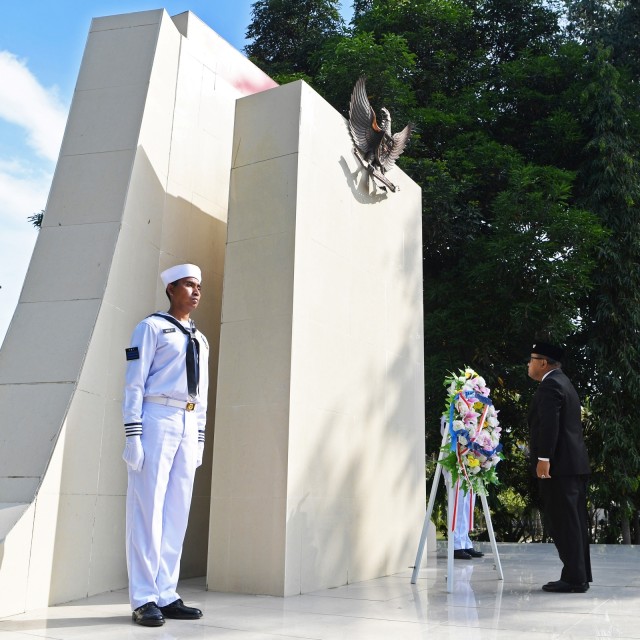 Dubes Indonesia untuk Timor Leste Sahat Sitorus (kanan) meletakkan karangan bunga saat ziarah di Taman Makam Pahlawan Seroja di Dili, Timor Leste, Jumat (13/12) Foto: ANTARA FOTO/Zabur Karuru