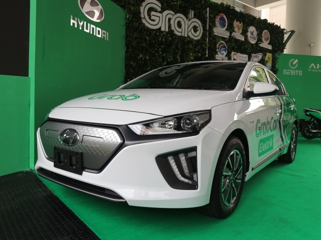 Mobil listrik Hyundai Ioniq mengaspal di Indonesia, jadi armada Grab.
 Foto: Ghulam Muhammad Nayazri
