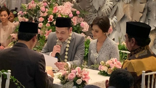 Cut Tari dan Richard Kevin resmi menikah pada Kamis (12/12). Foto: Instagram @teukuzacky
