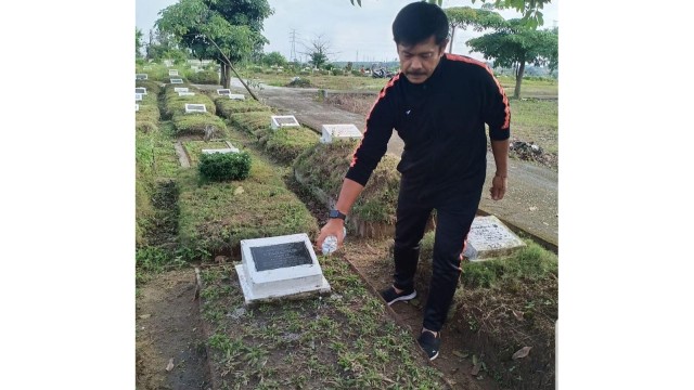 PELATIH Timnas Indonesia U23, Indra Sjafri, saat ziarah ke makam ibunya, Syamsinur, di TPU Tampan, Jumat pagi, 13 Desember 2019. (Foto: IG Indra Sjafri)