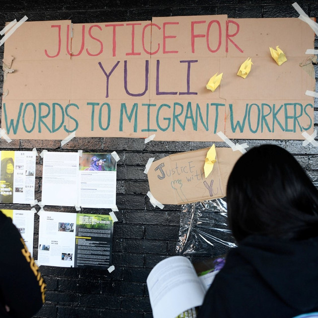 Orang-orang menghadiri rapat umum untuk mendukung Yuli Riswati, buruh imigran Indonesia dan jurnalis Indonesia yang dideportasi, di Hong Kong, 7 Desember 2019. Foto: REUTERS/Laurel Chor