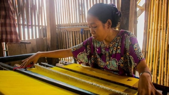 Kain sutra Mandar merupakan salah satu kain khas asal Sulawesi Barat yang masih diproduksi secara tradisional. Foto: Dok. Agung D