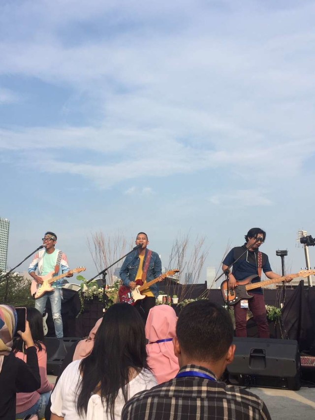 Suasana konser ‘Nyore Bareng Ther Rain’ di Rooftop Indozone Park, Senayan, Jakarta Pusat, Jumat (13/12). Foto: Giovanni/kumparan