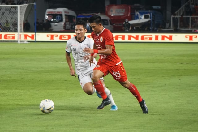 Sandi Sute (kanan) saat pertandingan Persija Jakarta melawan Madura United, Jumat (13/12). Foto: Fanny Kusumawardhani/kumparan