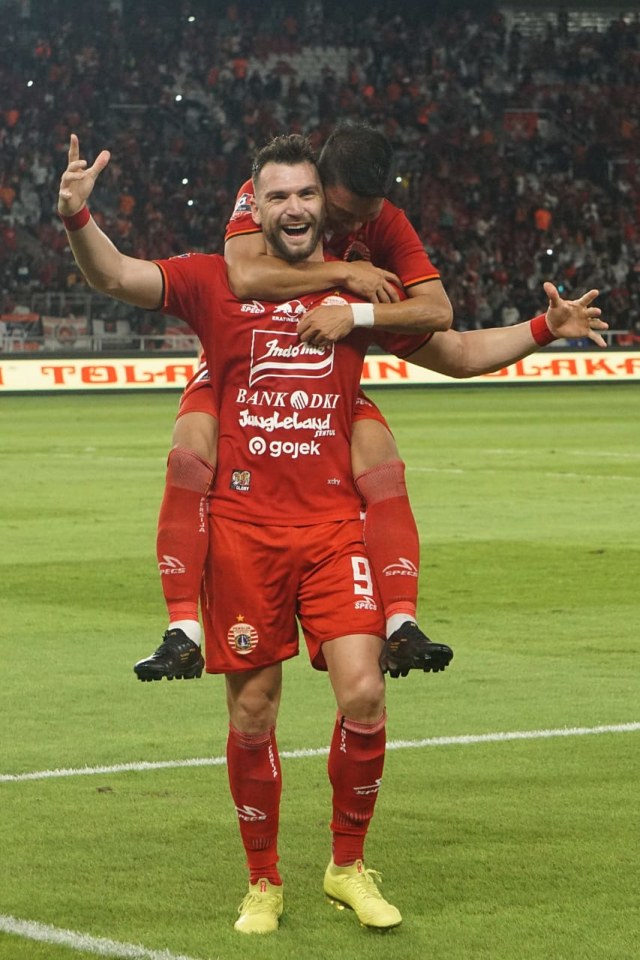 Riko Simanjuntak dan Marko Simic saat pertandingan Persija Jakarta melawan Madura United, Jumat (13/12). Foto: Fanny Kusumawardhani/kumparan