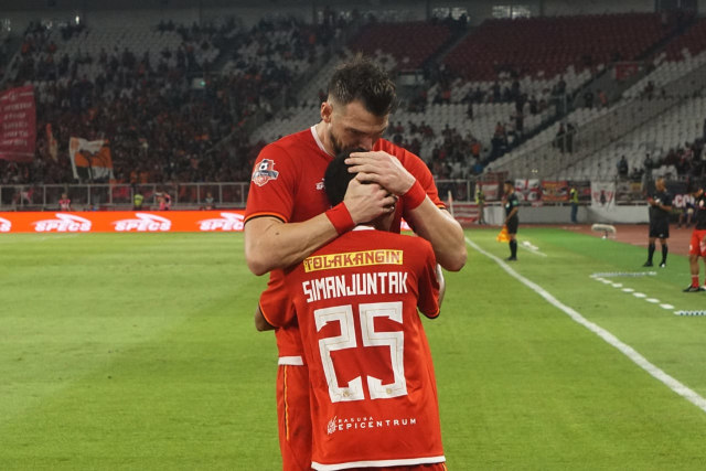 Riko Simanjuntak dan Marko Simic saat pertandingan Persija Jakarta melawan Madura United, Jumat (13/12). Foto: Fanny Kusumawardhani/kumparan