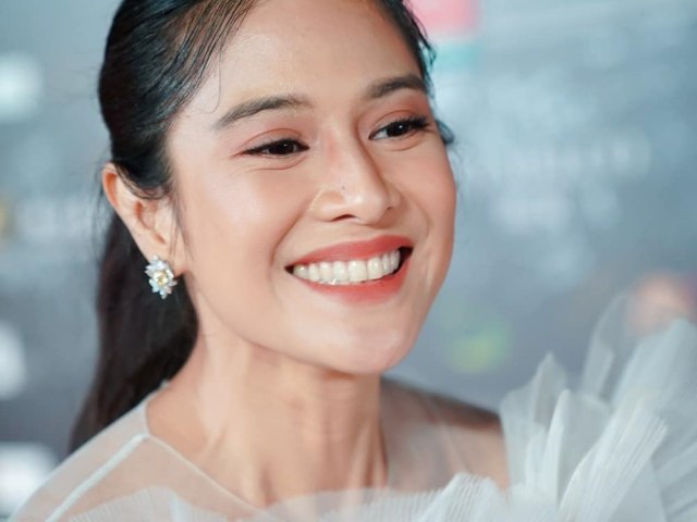 5 Langkah Effortless Look ala Dian Sastrowardoyo di Red Carpet IFFA Macau 2019 dengan Makeup Lokal